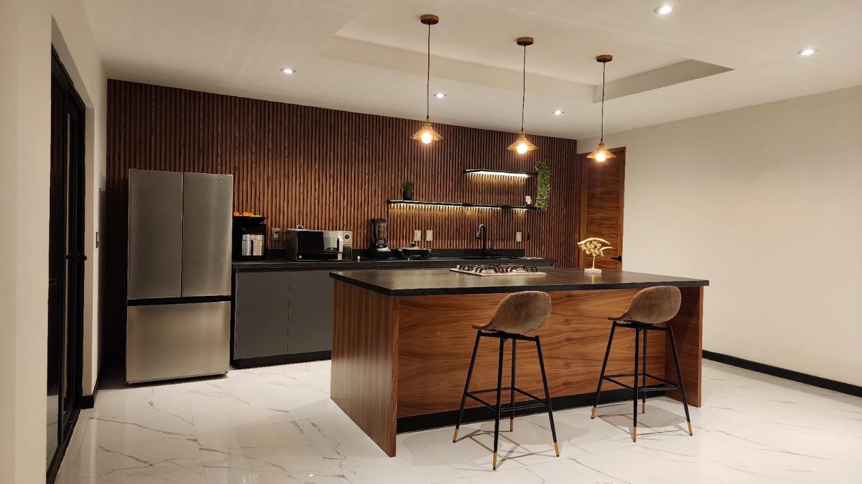 Cocina lineal en enchapado natural